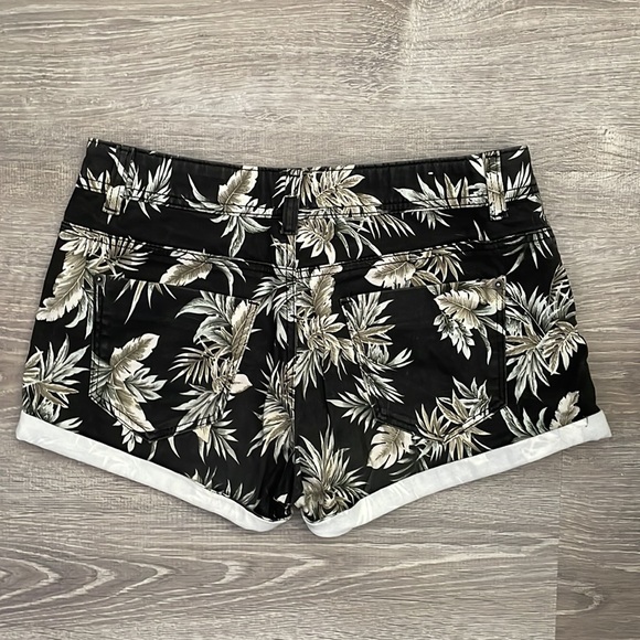 COTTONON Jean Shorts - Picture 2 of 3